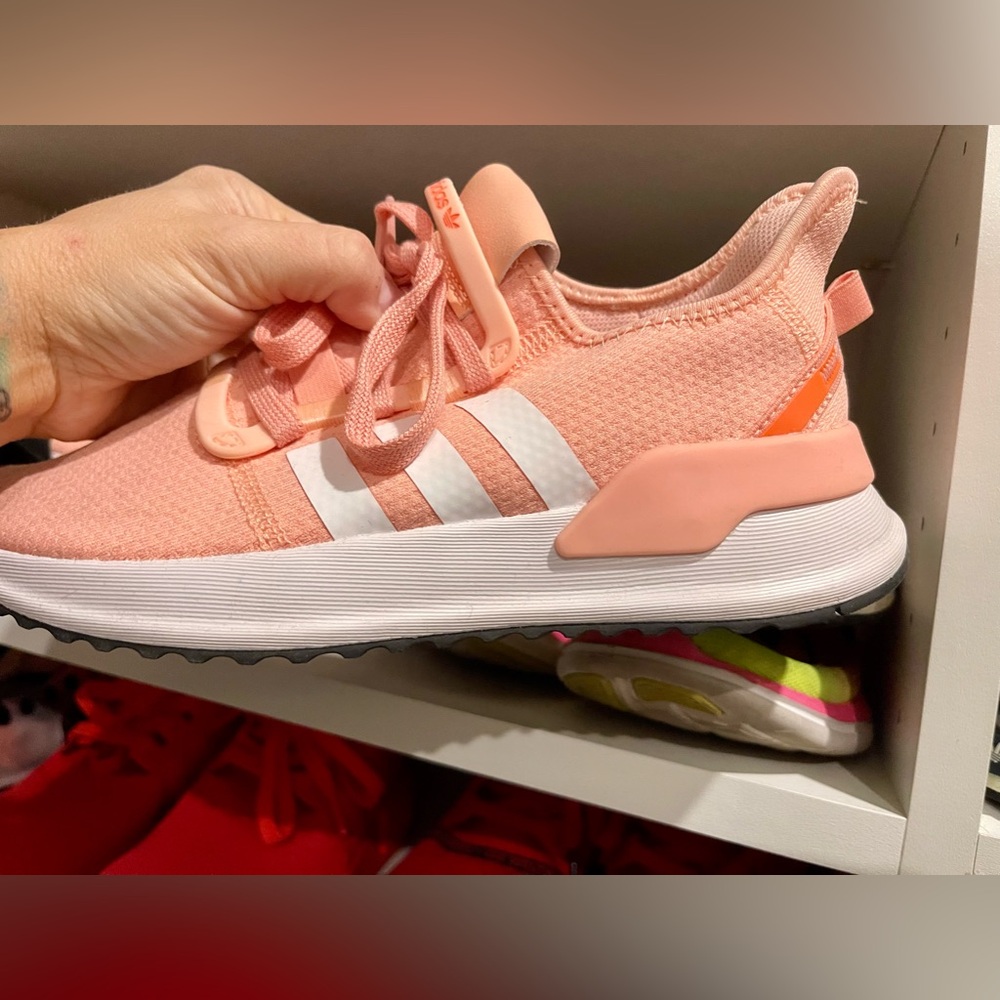 ADIDAS Peach Kids/Mens 5, Women’s 6.5 worn once